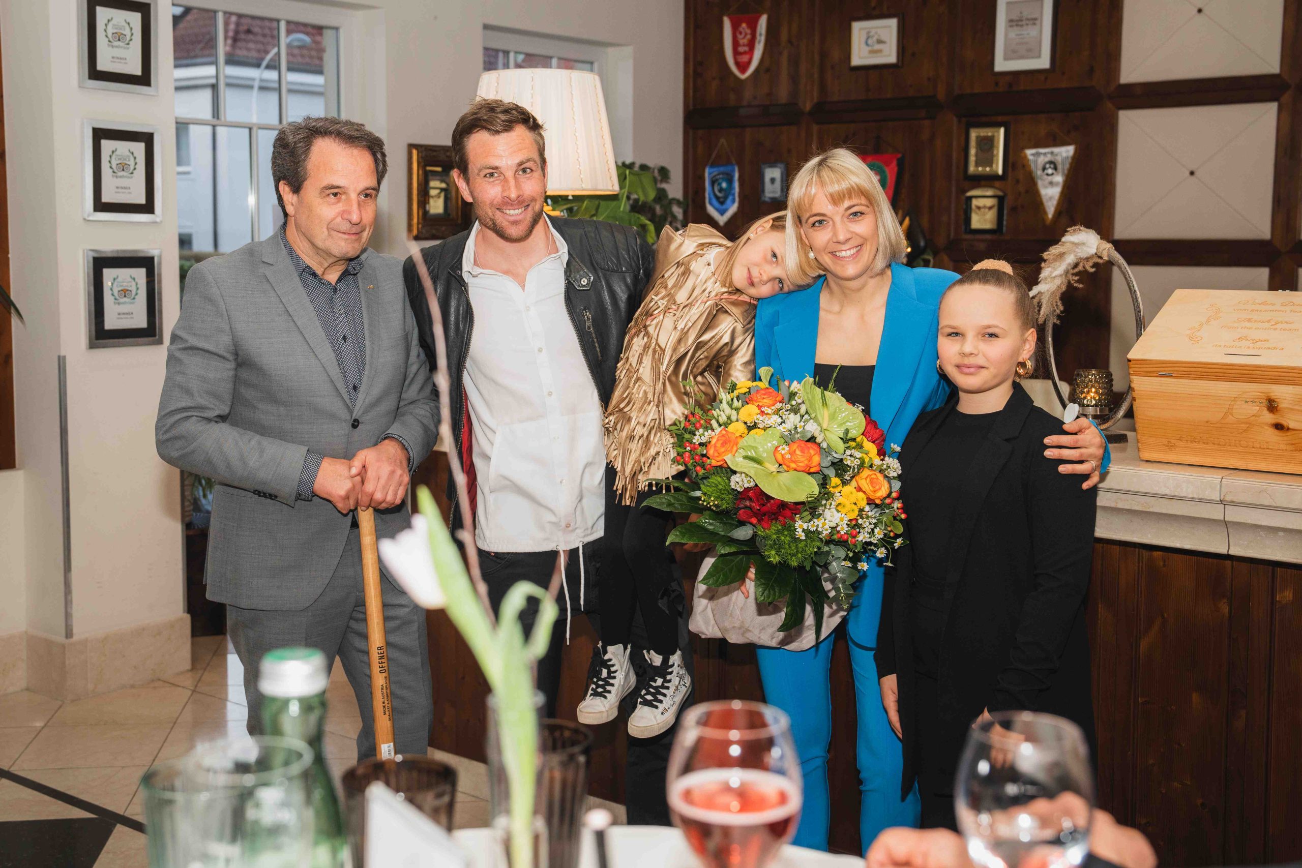 Trägt Osttirol als seine Heimat stolz in die Welt hinaus: Benjamin Karl mit TVB Obmann Franz Theurl, Ehefrau Nina und den beiden Töchtern. Foto: totschnigflo
