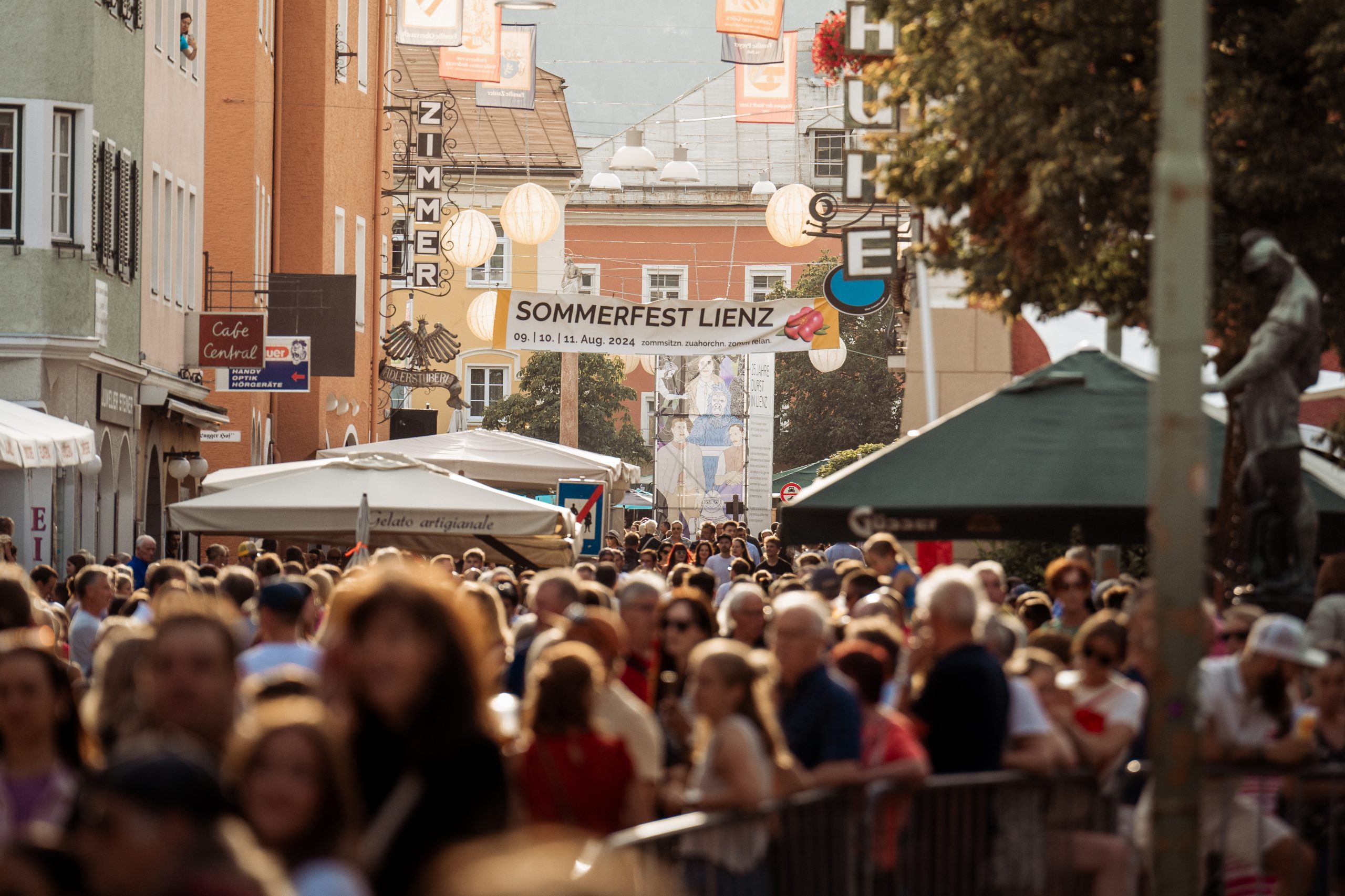 Die Lienzer Innenstadt war am Freitag, 09.08.2024 stark besucht. Besonders die offizielle Eröffnung zog zahlreiche Besucherinnen und Besucher an.